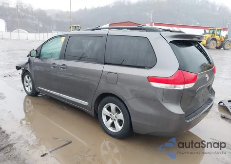 2012 Toyota Sienna Le V6 8 Passenger z USA, uszkodzony, nr VIN 5TDKK3DC7CS254394